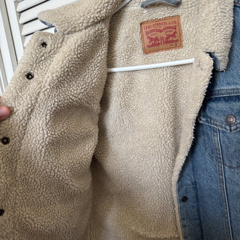 Women's Levi's Sherpa Lined Trucker Jacket - Picture 3 of 3